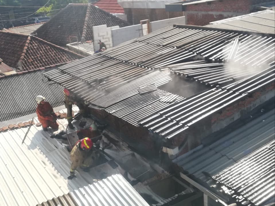 Usai Listrik Padam, Rumah di Jemur Ngawinan Surabaya Terbakar