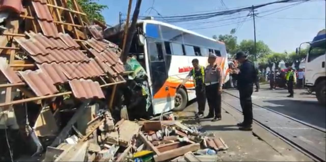 Sopir Mengantuk, Bus Tabrak Pemotor dan Pos PJL KA di Pasuruan