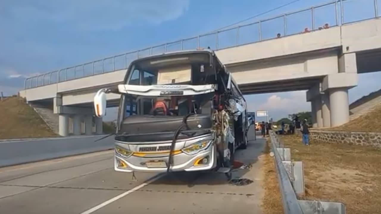 Bus Rombongan Pekerja Proyek Seruduk Truk Tangki di Tol Madiun