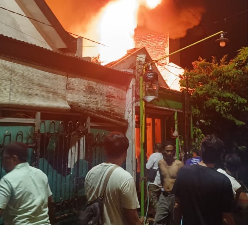 Diduga Korsleting Listrik, Rumah dua Lantai di Petemon Ludes Terbakar