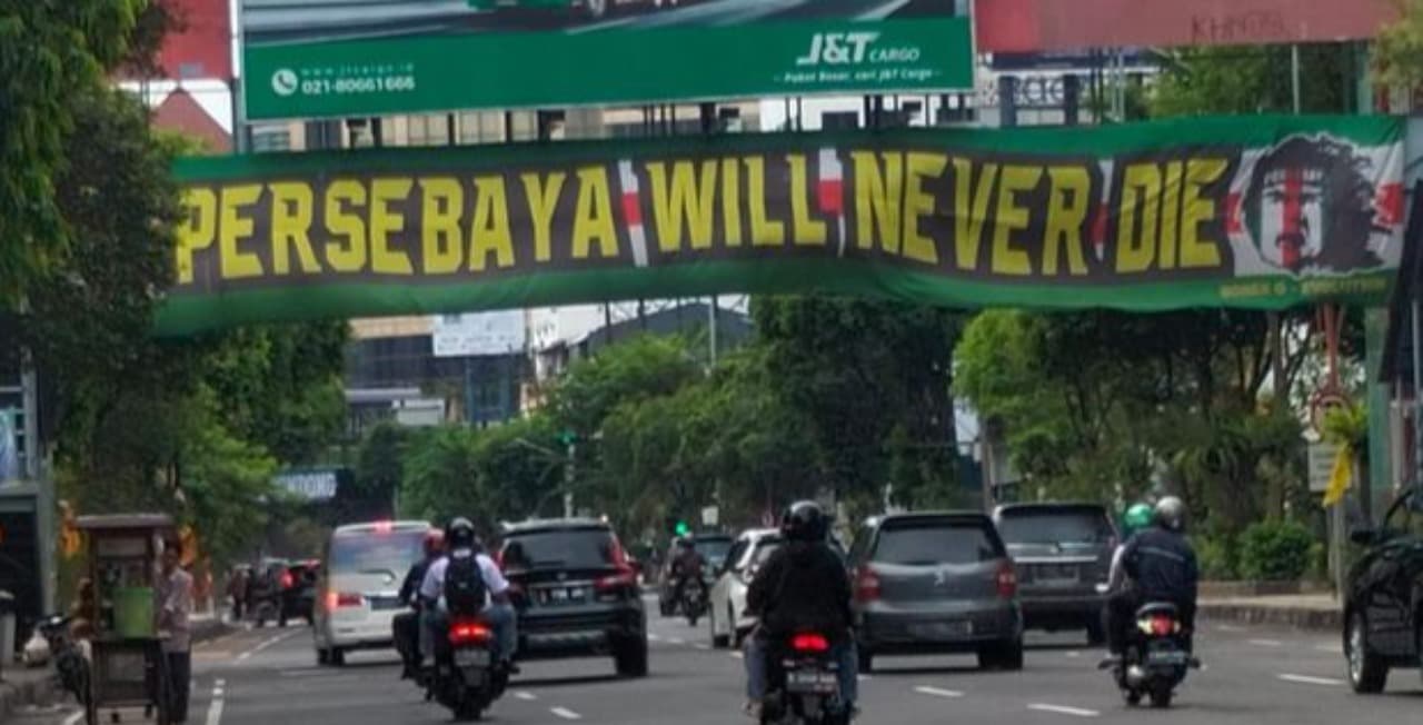 Spanduk Ultah Persebaya, Puluhan Spanduk Bonek Dipasang di Sudut kota Surabaya