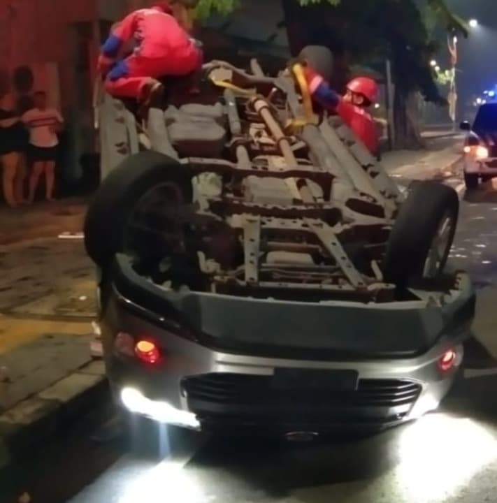 Hindari Konvoi Motor, Innova Tabrak Pembatas Jalan Hingga Terbalik di Pangsud