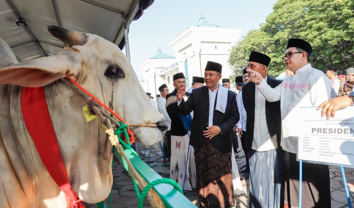 Pj Gubernur Adhy Serahkan Sapi Kurban Presiden ke Masjid Islamic Center