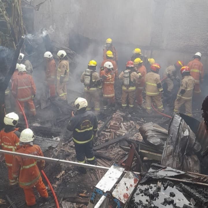 Bakar Sampah, Rumah Dua Lantai di Jambangan Ikut Terbakar