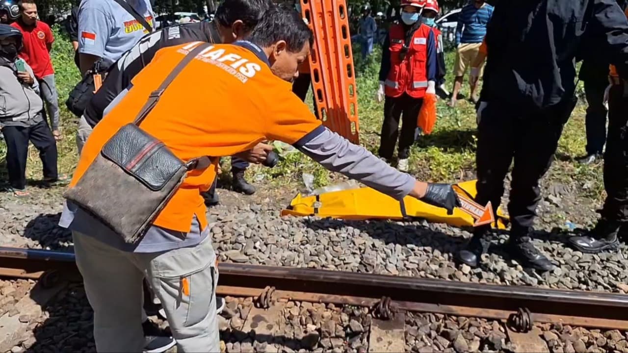 Diduga Bunuh Diri, Wanita Asal Probolinggo Tewas Tertabrak Kereta Komuter