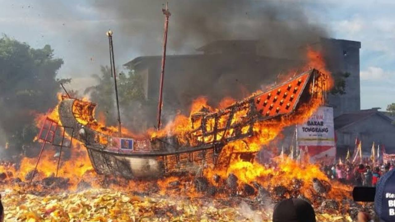 Kisah Ritual Bakar Tongkang di Bagansiapiapi