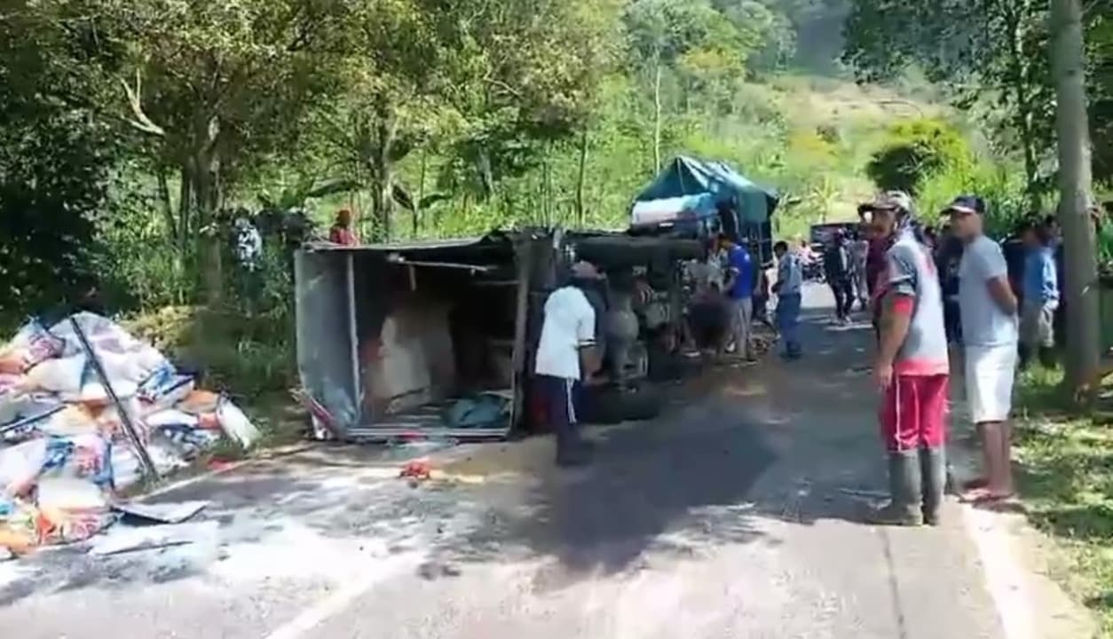 Truk Tabrak Motor di Gunung Tungangan Pasuruan, 1 Orang Tewas