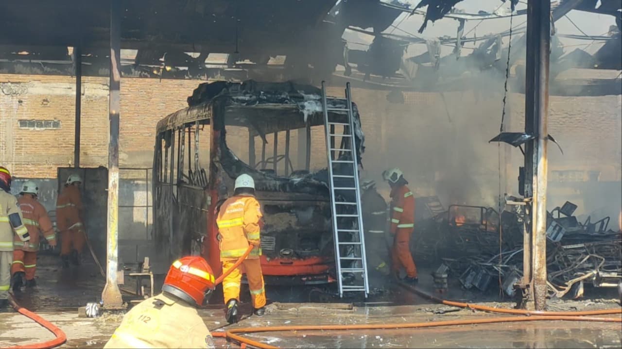 Pool Bus Damri Surabaya Terbakar, 7 Kendaraan Hangus