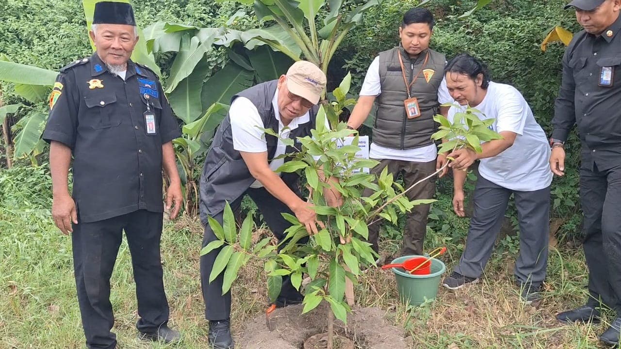 Cegah Krisis Iklim, Perum Bulog Tanam 570 Bibit Pohon di DAS Brantas Mojokerto