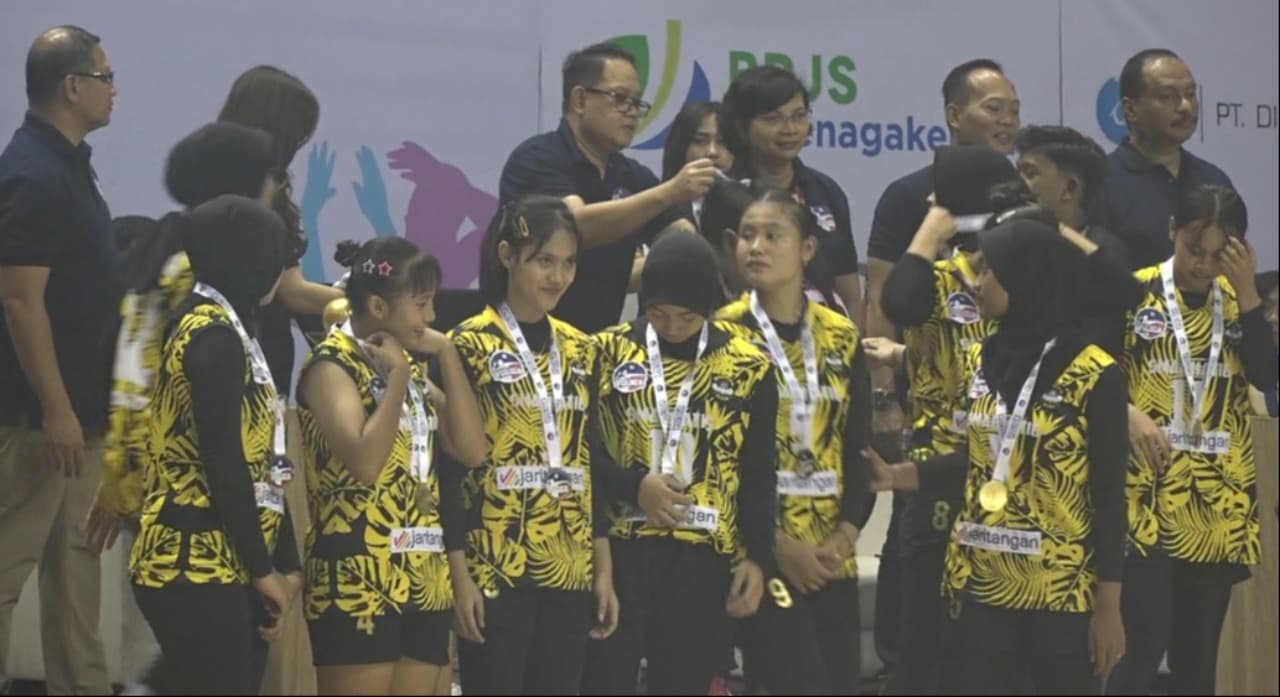 Tim Voli Putri SMA Kemala Bhayangkari 3 Sidoarjo Juara Voliga 2024