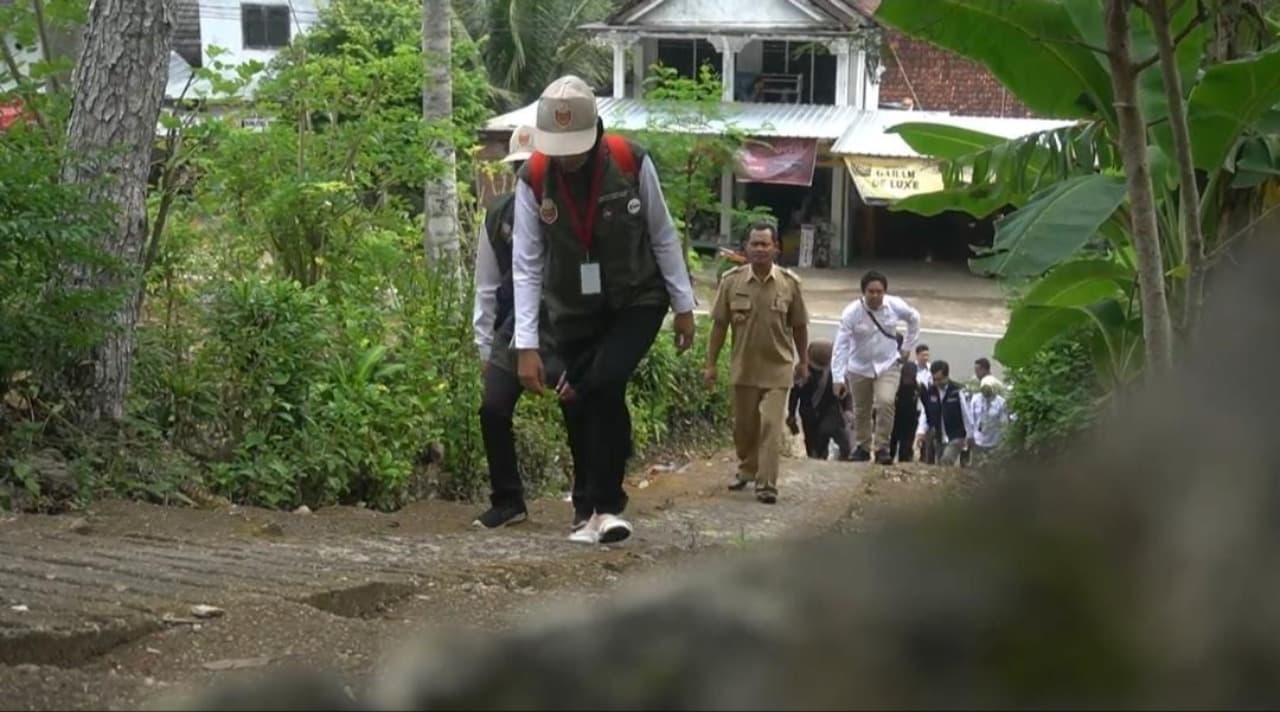 Perjuangan Petugas Pantarlih Coklit Tuna Netra di Perbukitan Sentono Gentong Pacitan