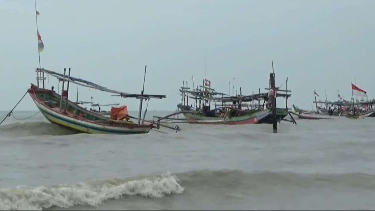 Sejumlah Perahu Nelayan Tuban Rusak di Terjang Gelombang Laut Pasang