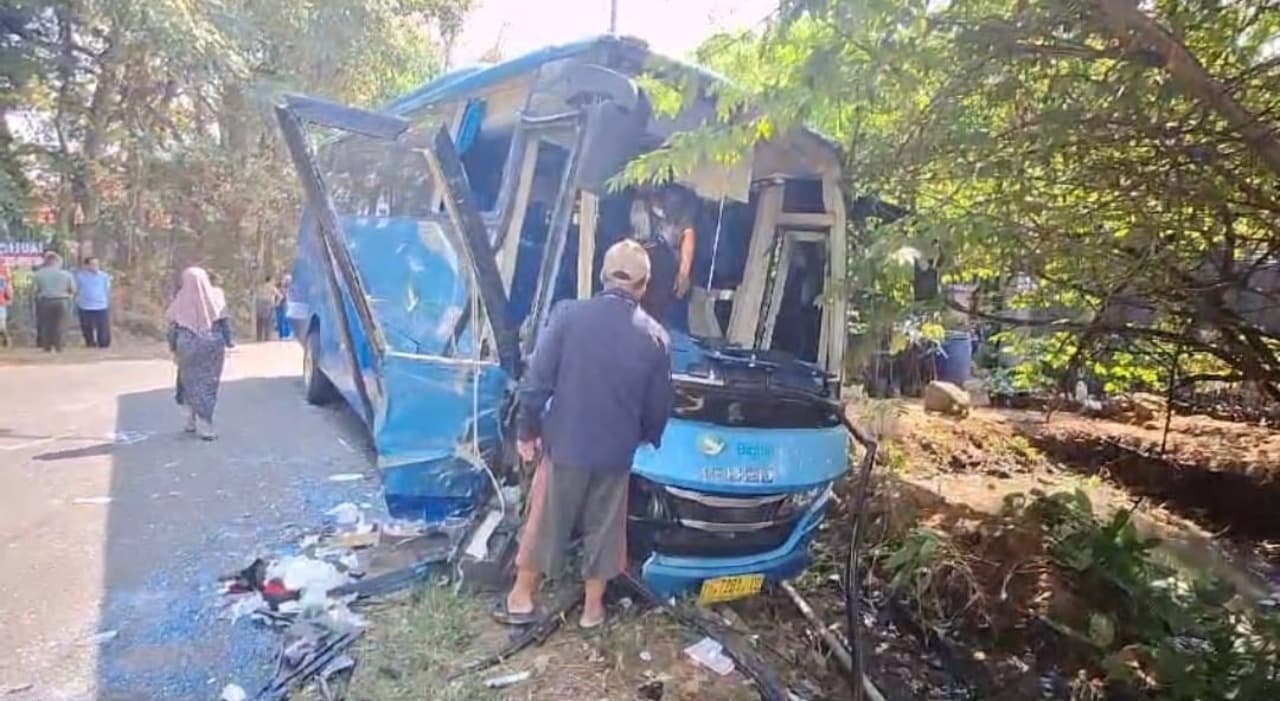 Hendak Outbond, Bus Rombongan SMP asal Surabaya Kecelakaan di Trawas