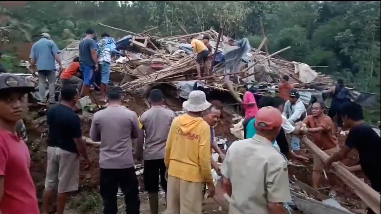 Longsor Timpa Kandang Ayam di Blitar, 3 Orang Hilang Tertimbun