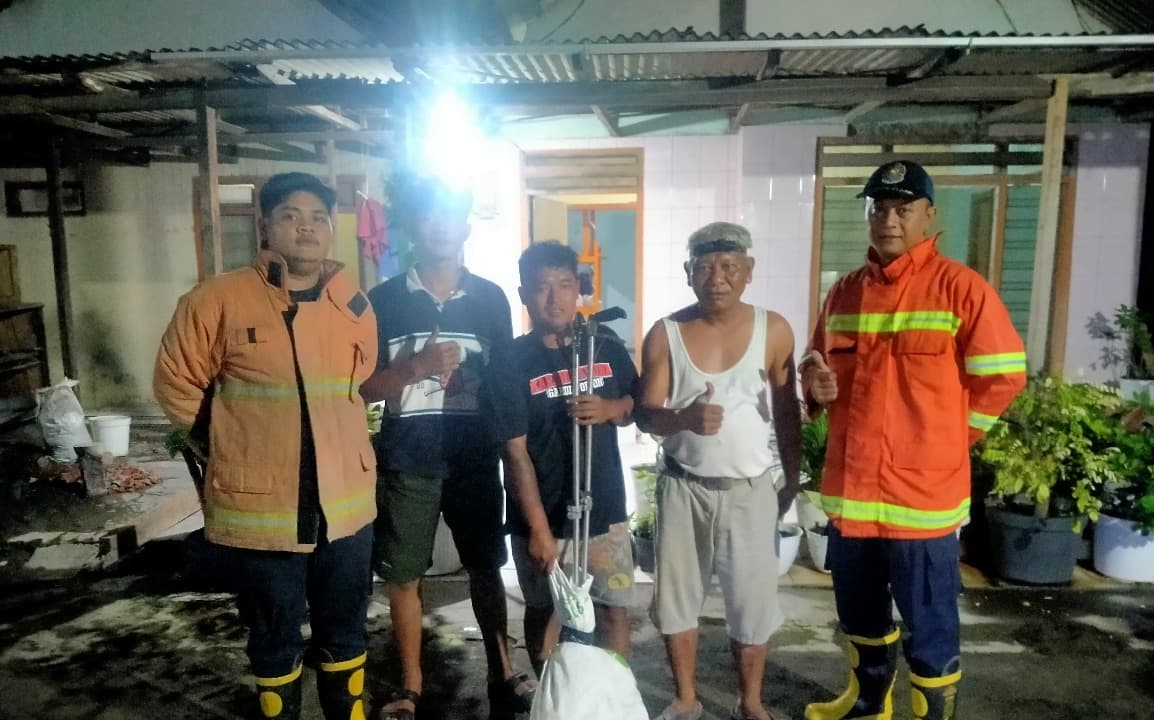 Asyik Nonton TV, Pasutri di Gresik Dikejutkan Ular Piton di Atap Rumah