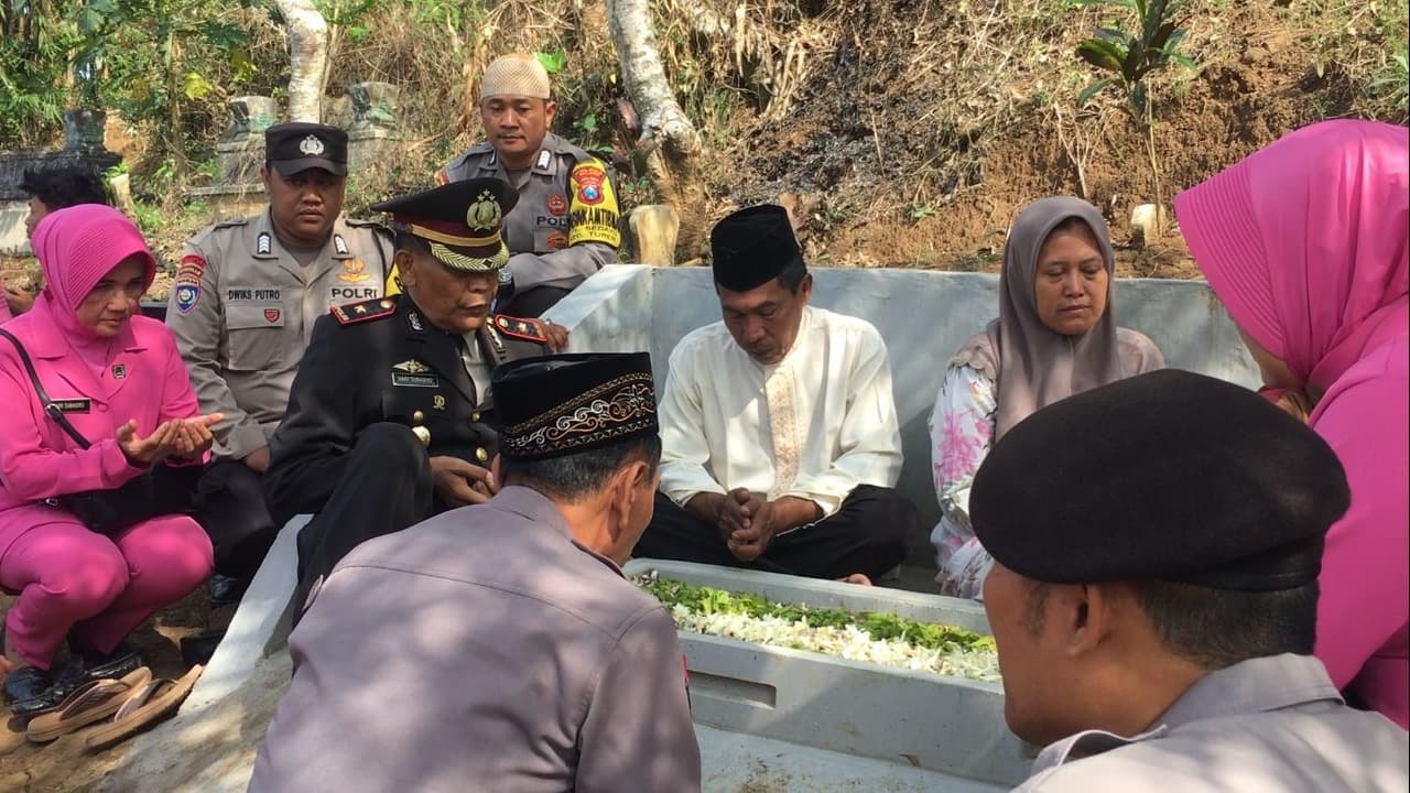 Peringati Hari Bhayangkara ke-78, Kapolsek Turen Ziarah ke Makam Korban Kanjuruhan