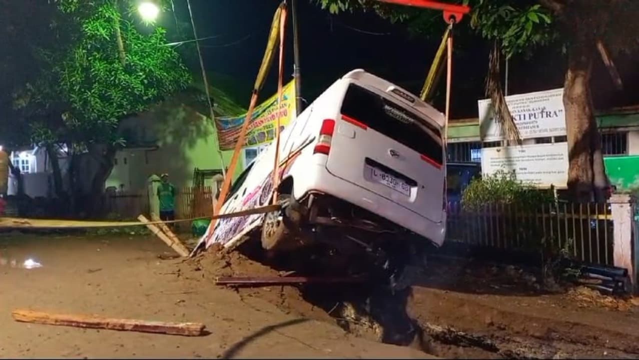 Butuh 2 Jam, Tim Rescue Evakuasi Mobil Terjebak di Tanah Amblas Proyek Gorong-Gorong