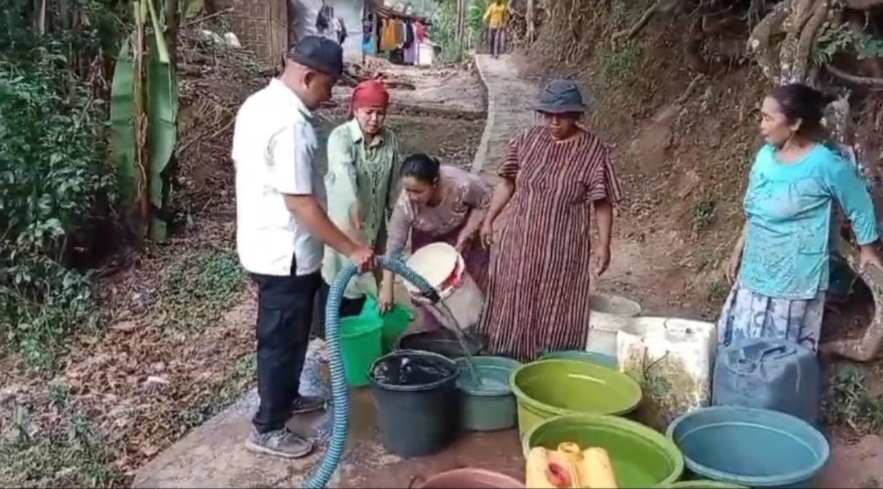 21 Desa di Bondowoso Kekeringan, Petugas Lakukan Droping Air Bersih ke Warga