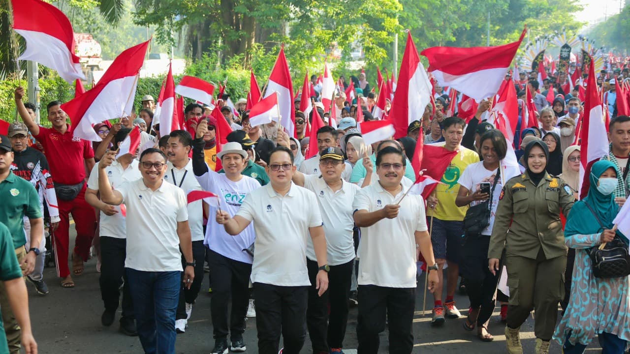 Pemprov Jatim Raih Rekor Dunia MURI Pengibaran Bendera Merah Putih Terbanyak di Lingkungan Masjid