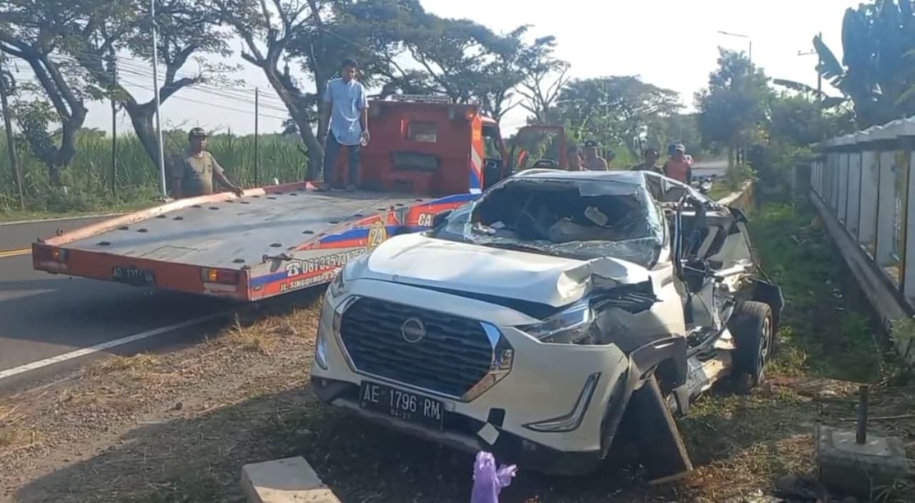 Truk vs Mobil Nissan Adu Banteng di Madiun Masuk Parit, Dua Penumpang Patah Kaki