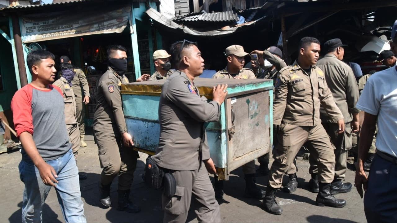 Ganggu Akses Jalan, Satpol PP Surabaya Tertibkan PKL di Pasar Loak Dupak Rukun