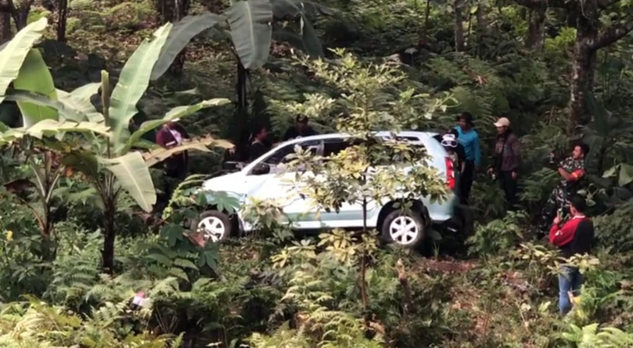 Mobil Wisatawan asal Surabaya Masuk Jurang di Pacet Mojokerto, 2 Orang Tewas