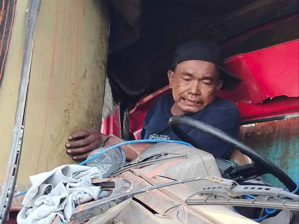 Truk Muat Pupuk Tabrak Reklame di Tol Gresik, Sopir Terjepit