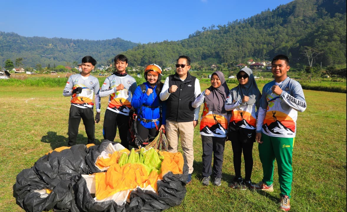 Rasakan Keseruan Paralayang di Kota Batu, Pj. Gubernur Adhy: Wajib Dicoba