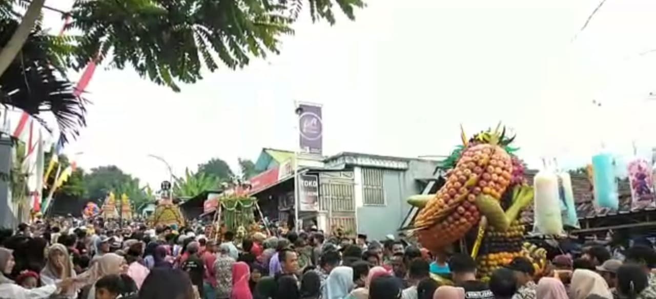 Selamatan Desa, Warga Lereng Gunung Arjuno Berebut Hasil Bumi