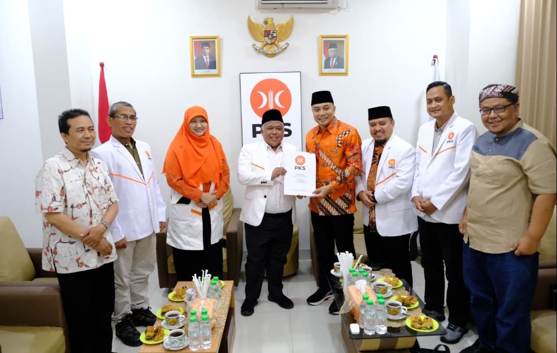 PKS Resmi Serahkan Rekom ke Eri Cahyadi di Pilwali Surabaya 2024