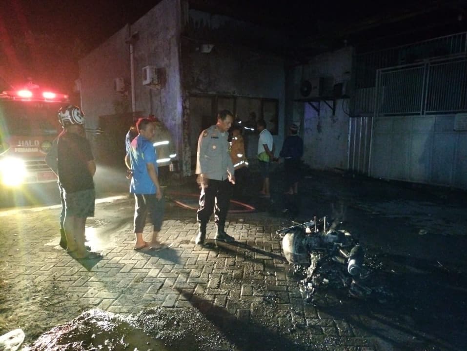 Ngetab Bensin, Motor Bajaj Pulsar dan Kantor Es Crystal di Lamongan Terbakar