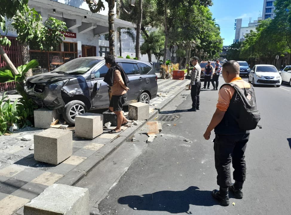 Sigra Dikemudikan Warga Sidoarjo Tabrak Fasum di Jalan Tunjungan