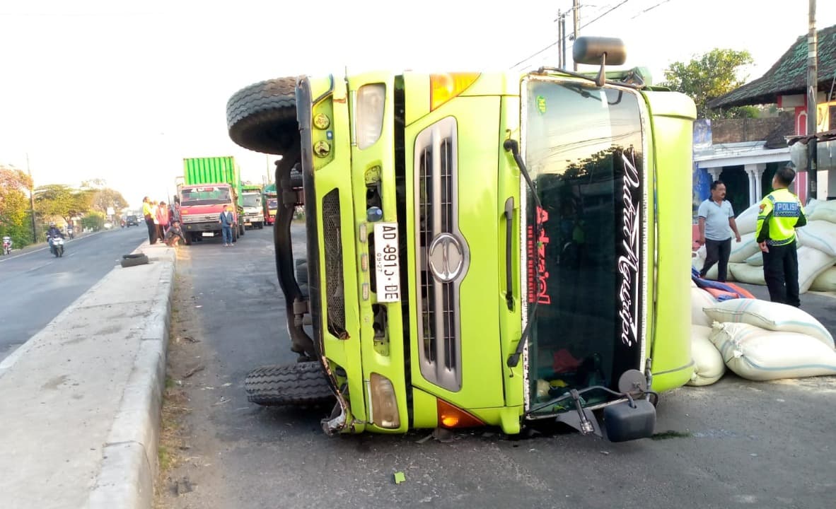 Sopir Mengantuk, Truk Muat Pakan Ternak Terguling di Jombang