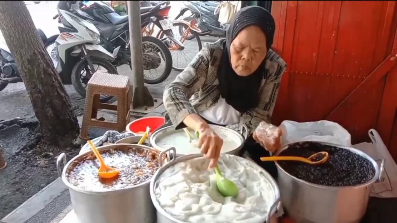 Bubur Legendaris Sejak Tahun 80an Diburu Warga Setiap Harinya