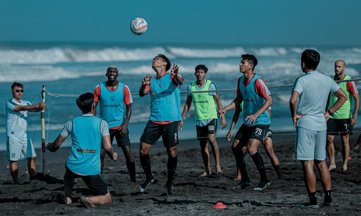 Persebaya Awali Training Camp dengan Latihan di Pantai