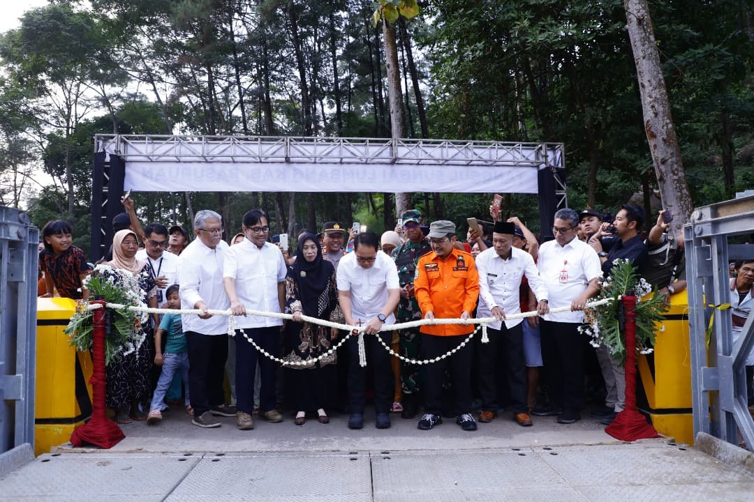 Resmikan Jembatan dan Tanggul Sungai Lumbang Pasuruan, Pj. Gubernur Adhy: Jadi Bukti Respon Cepat Pemprov Jatim