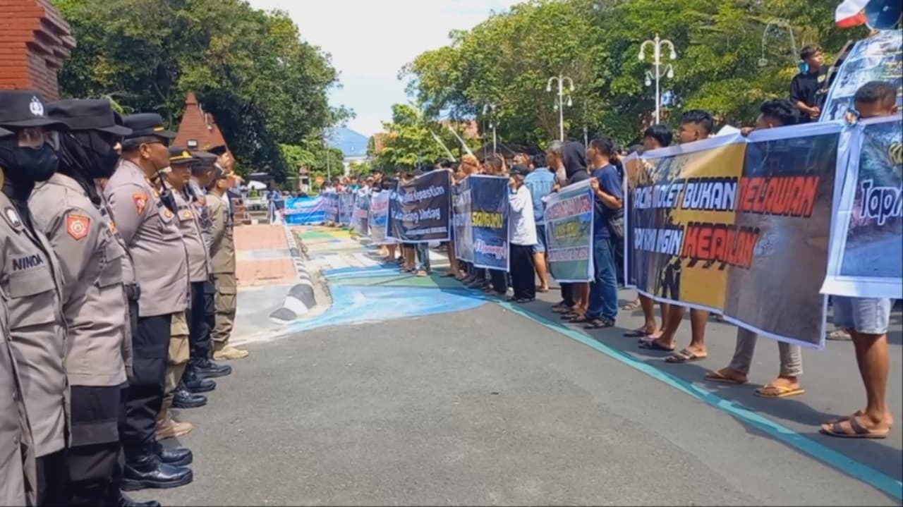 Ratusan Warga Demo Jalan Rusak Di Pendopo Trenggalek