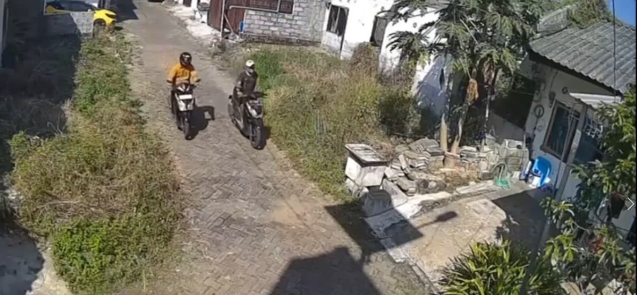 Maling Motor Warga KedungKandang di Siang Bolong Terekam CCTV