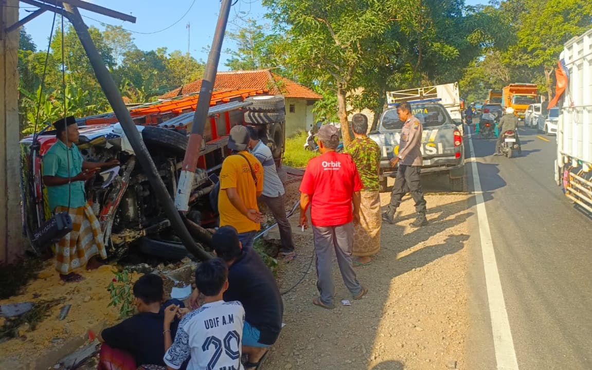 Truk Muat Minyak Curah Tabrak Pemotor dan Rumah di Bangkalan