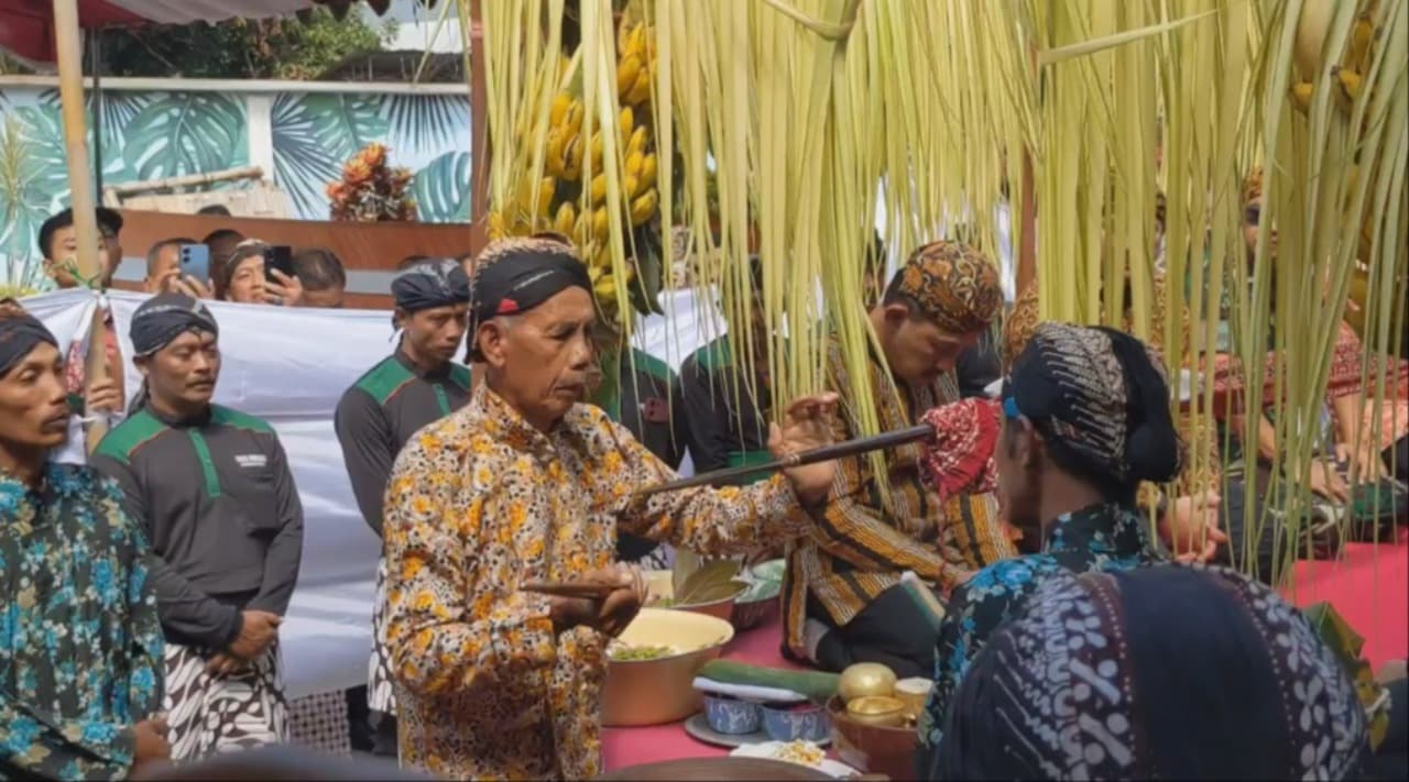 Jamasan Tombak Kyai Upas Tradisi Adat Warga Tulungagung Saat Bulan Suro