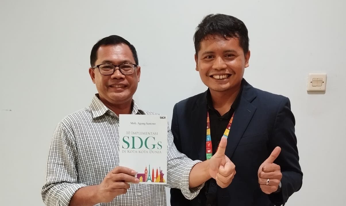 Alumni FIB UNAIR Terbitkan Buku "10 Implementasi SDGs di Kota-kota Dunia"