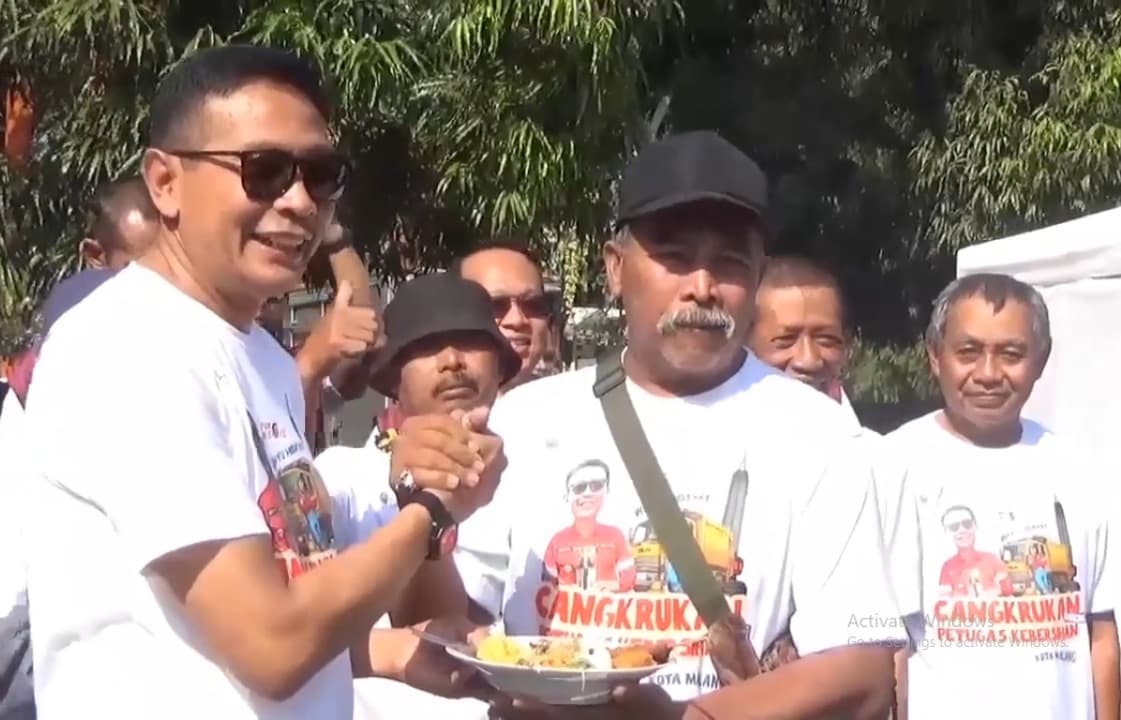 Pj Wali Kota Malang Cangkruk Bareng Petugas Kebersihan