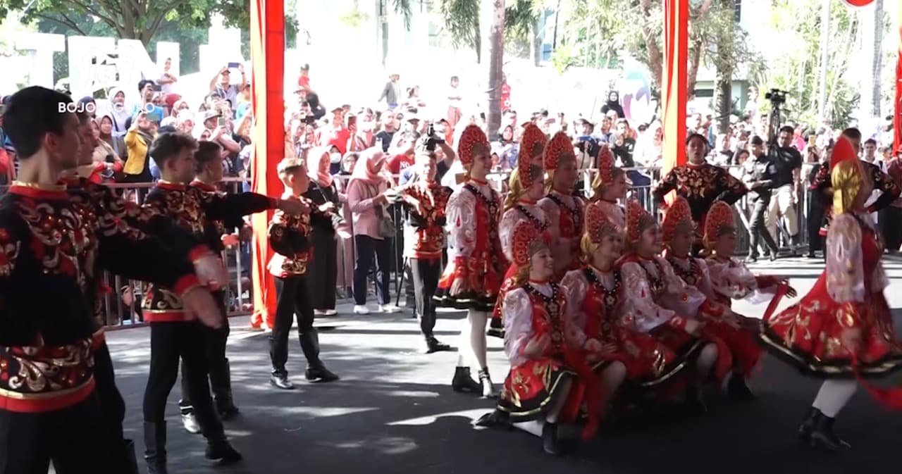 Parade 8 Negara Meriahkan Pembukaan Bojonegoro Thengul International Folklore Festival 2024