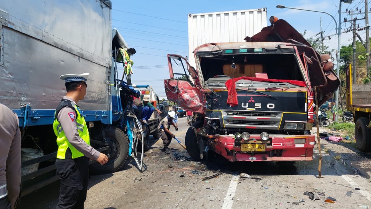 Tabrakan Dua Truk Fuso di Mojokerto, Satu Sopir Tewas Terjepit