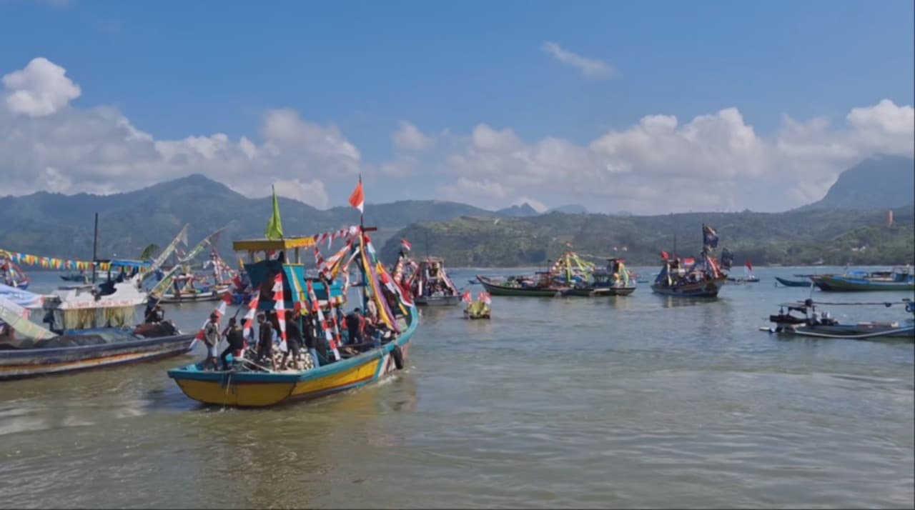 Tradisi Larung Sembonyo Ungkapan Syukur Masyarakat Nelayan Teluk Popoh Tulungagung