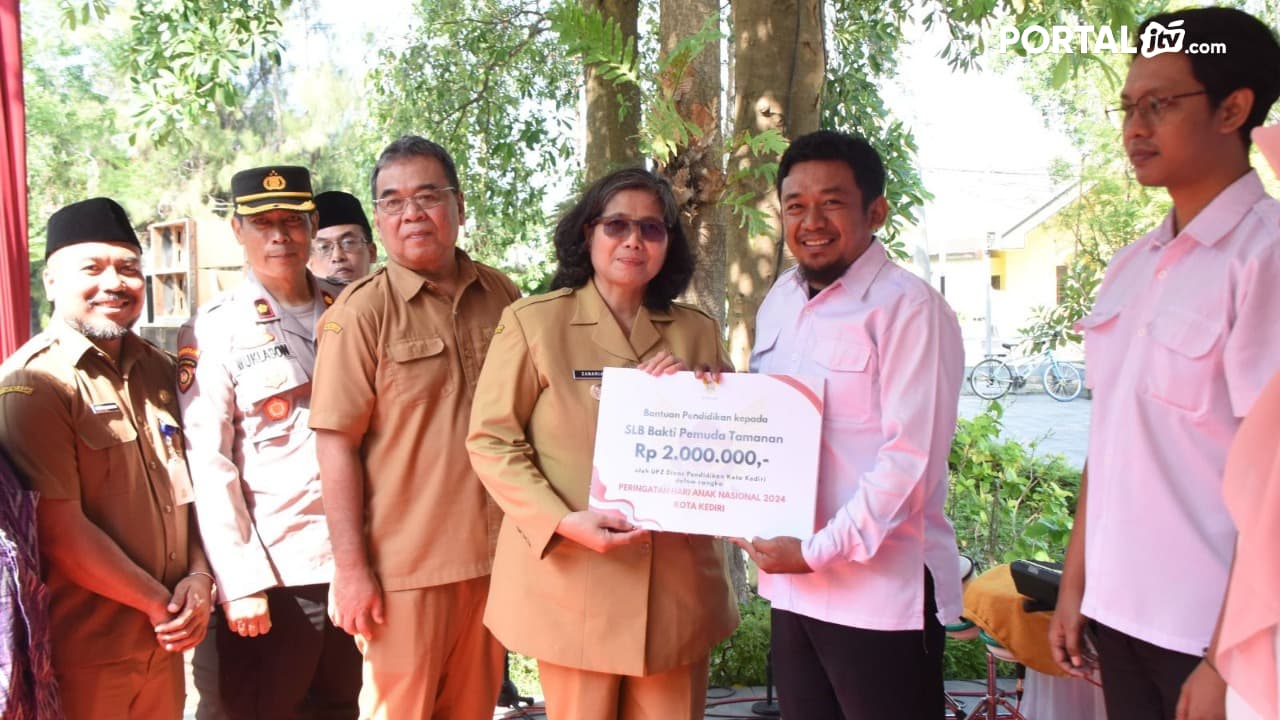 HAN Ke 40, Pj Wali Kota Kediri Zanariah Launching SLB Ramah Anak dan Beri Seragam Gratis