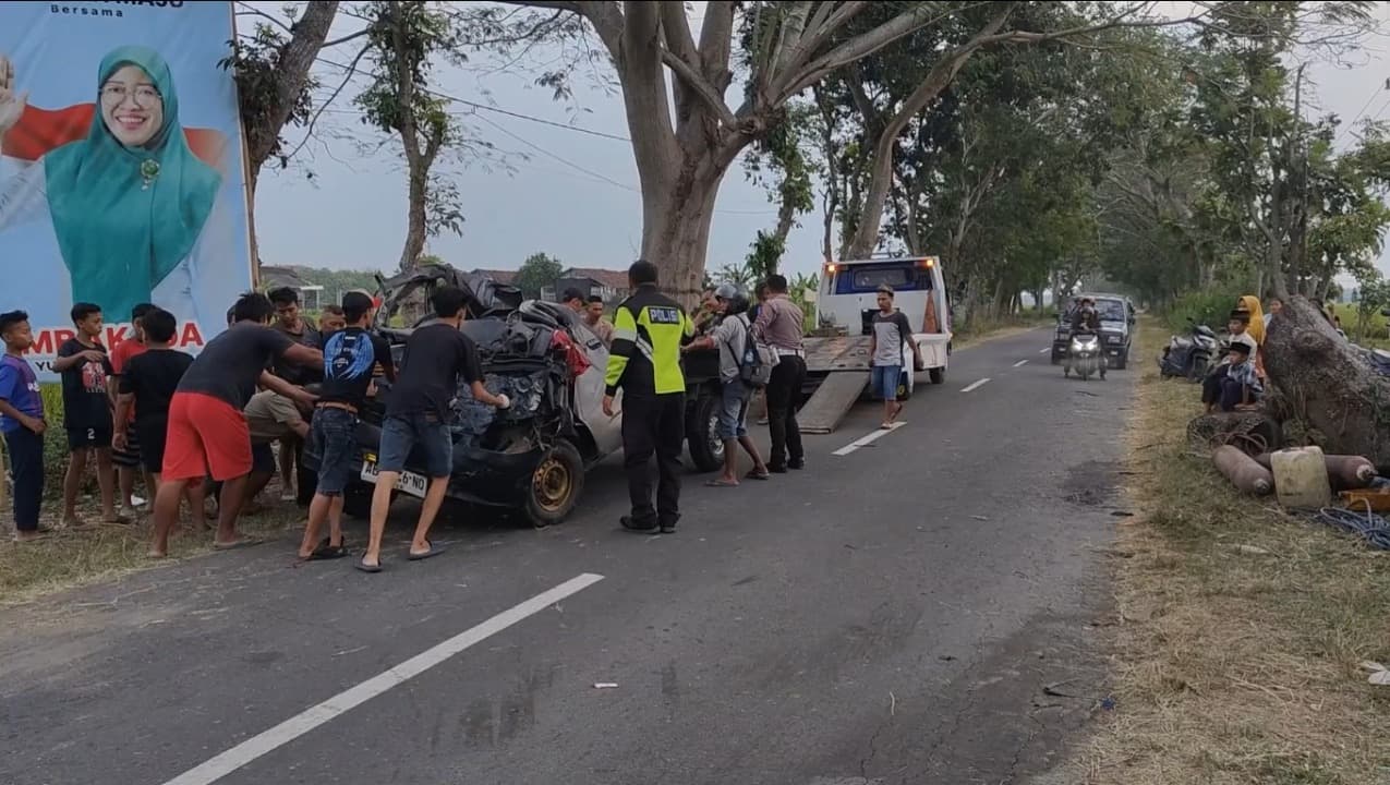 Hilang Kendali, Pick Up Muat Las Tabrak Innova di Magetan