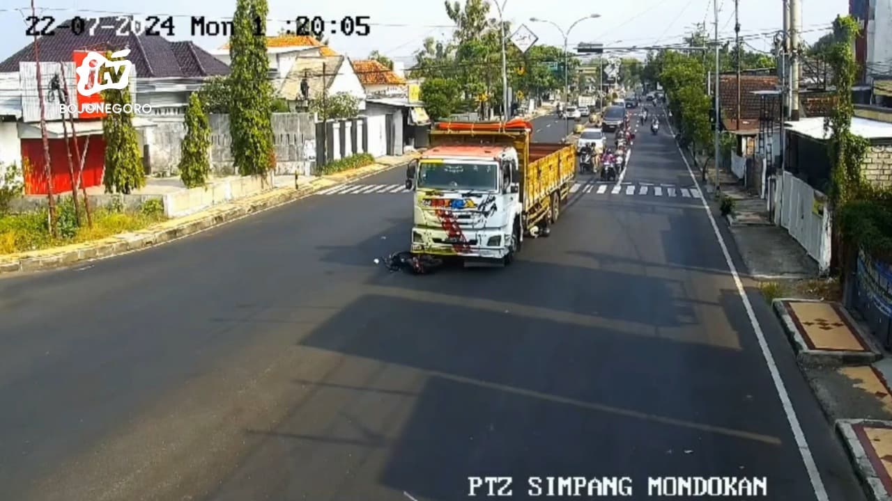 Terekam CCTV, Pemotor di Tuban Tewas Terlindas Truk Tronton