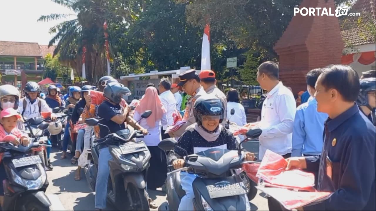 Wow! Festival Merah Putih Pemkab Trenggalek Bagikan 20 Ribu Bendera Ke Masyarakat Secara Gratis