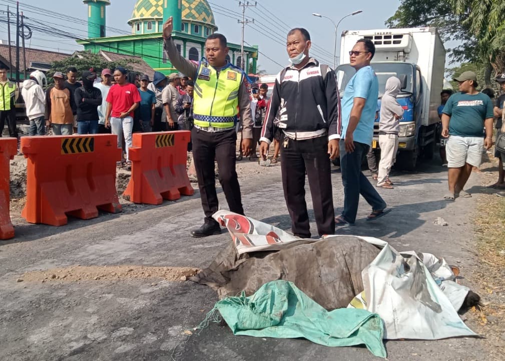 Gagal Salip Truk, Remaja Putri Tewas Kecelakaan di Lamongan